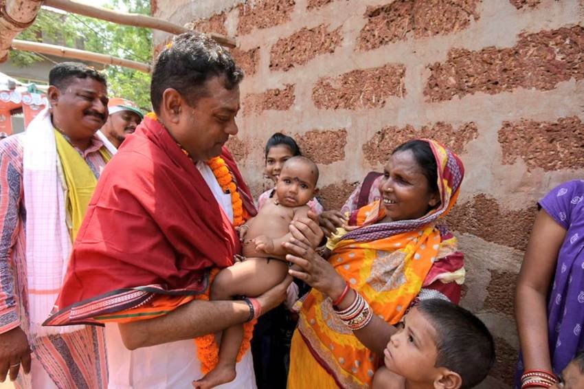 पीपली विधानसभा के लोगों से मुलाकात के दौरान संबित पात्रा उनके कच्चे मकान में पहुंचे। उनका हालचाल लिया और घर के बच्चों को गोद में लेकर उन्हें प्यार किया। (Photo: Twitter@sambitswaraj)