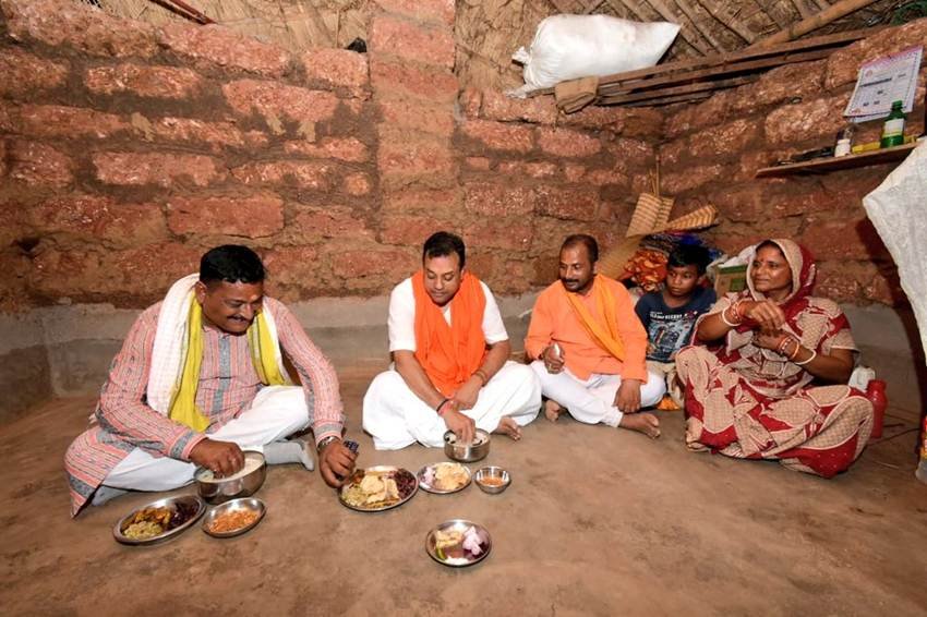 पिपली विधानसभा क्षेत्र से भाजपा के उम्मीदवार अर्शित पट्टनायक जी और अन्य कार्यकर्ताओं के साथ भोजन करते संबित पात्रा। (Photo: Twitter@sambitswaraj)
