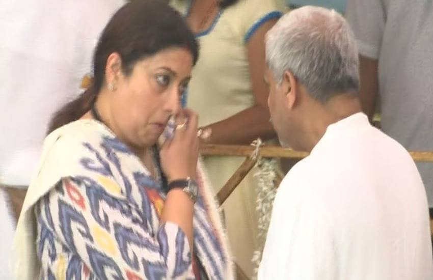 मनोहर पर्रिकर को श्रद्धांजलि देने पहुंची स्मृति ईरानी हो गईं भावुक। (फोटो सोर्स: ANI Twitter Handle)