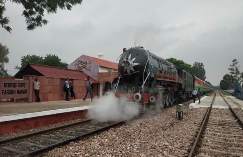 भाप इंजन से चलने वाली 'स्वच्छता एक्सप्रेस' ट्रेन। (Photo: IRCTC)