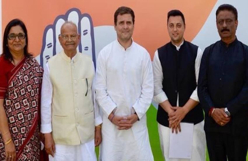 कांग्रेस अध्यक्ष राहुल गांधी ने सुखराम को कांग्रेस में शामिल कराया। 
(फोटो सोर्स ; Indian express)