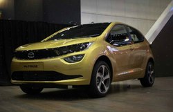 Tata Altroz EV: महज 1 घंटे में होगी चार्ज और चलेगी 300KM, जानिए कीमत और फीचर्स