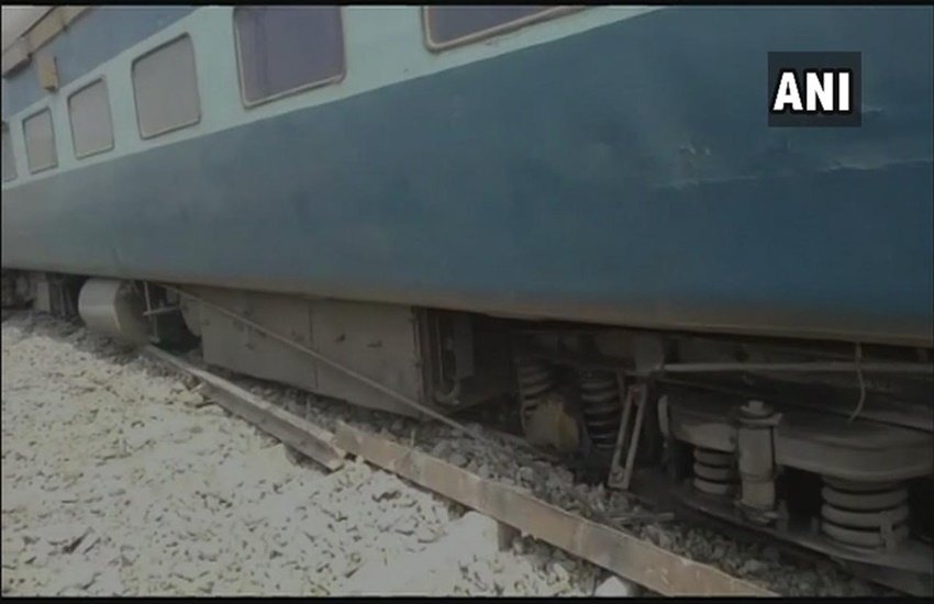 ताप्ती-गंगा एक्सप्रेस के 14 डिब्बे पटरी से उतरे (फोटो सोर्स : ANI) 