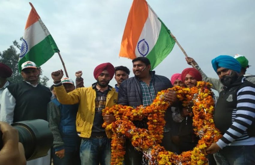 विंग कमांडर अभिनंदन के स्वागत में वाघा बॉर्डर पर भारी संख्या में लोग
फोटो सोर्स- गुरमीत सिंह 