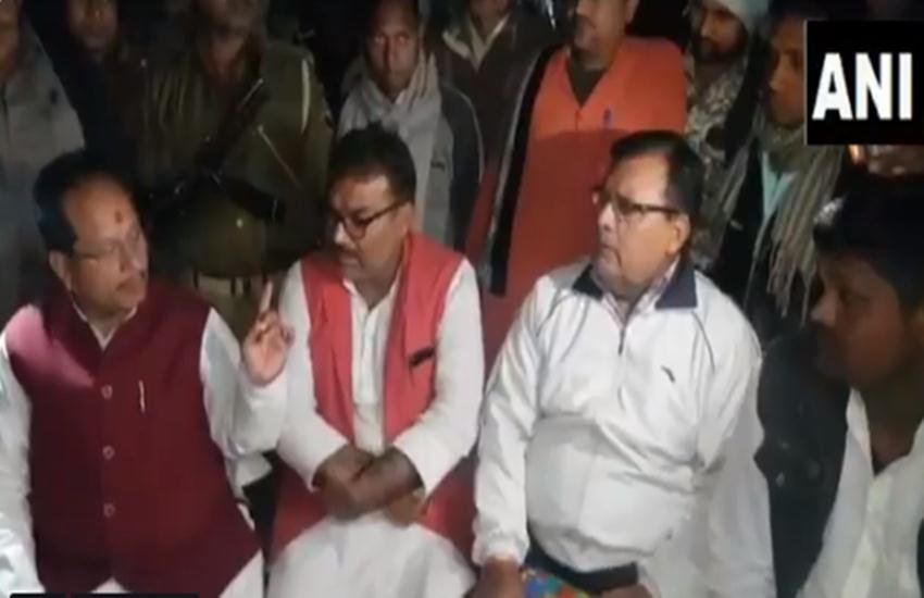 शहीद पिंटू के घर पहुंचे भाजपाई मंत्री विजय सिन्हा। (Photo: ANI)