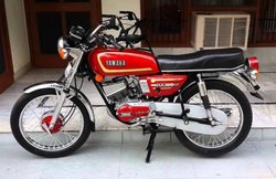Yamaha RX 100 को क्यों करना पड़ा बंद? क्‍या आप जानते हैं इस बाइक की ये रोचक बातें