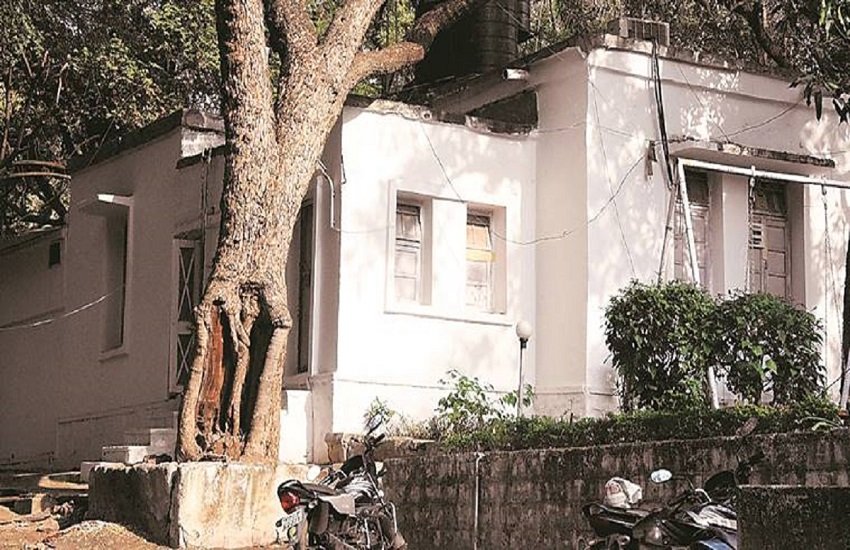 डॉक्टर बता रहे 2 महीने पहले हो चुकी है पिता की मौत, सीनियर आईपीएस मानाने को तैयार नहीं (indian express picture) 
 डॉक्टर बता रहे 2 महीने पहले हो चुकी है पिता की मौत, सीनियर आईपीएस मानाने को तैयार नहीं (indian express picture)