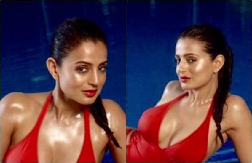 'कहो ना प्यार है' और 'गदर' जैसी फिल्में कर चुकीं अमीषा पटेल सोशल मीडिया में काफी एक्टिव रहती हैं। अमीषा पटेल आए दिन अपने फैन्स के लिए अपने इंस्टाग्राम पोस्ट के जरिए कुछ न कुछ नया शेयर करती रहती हैं। हाल ही में एक्ट्रेस अमीषा पटेल ने अपने इंस्टाग्राम अकाउंट से अपनी कुछ रेड हॉट तस्वीरें शेयर कीं। तस्वीरों में अमीषा बेहद बोल्ड अवतार लिए हुए हैं। अमीषा पटेल स्विमिंग पूल के किनारे भीगी हुई दिखाई दे रही हैं। अमीषा पटेल ने इस दौरान रेड कलर का मोनेरकिनी पहना हुआ है। इन तस्वीरों को शेयर करते हुए एक्ट्रेस ने कैप्शन भी दिया है। कैप्शन में अमीषा लिखती हैं- 'मैं आशा करती हूं कि काश मैं भी इसकी तरह हॉट होती।' अपनी तस्वीर पर ही एक्ट्रेस ने अपने जैसे बनने की इच्छा जाहिर करते हुए कैप्शन लिखा। देखें एक्ट्रेस अमीषा पटेल की ये हॉट तस्वीरें:-