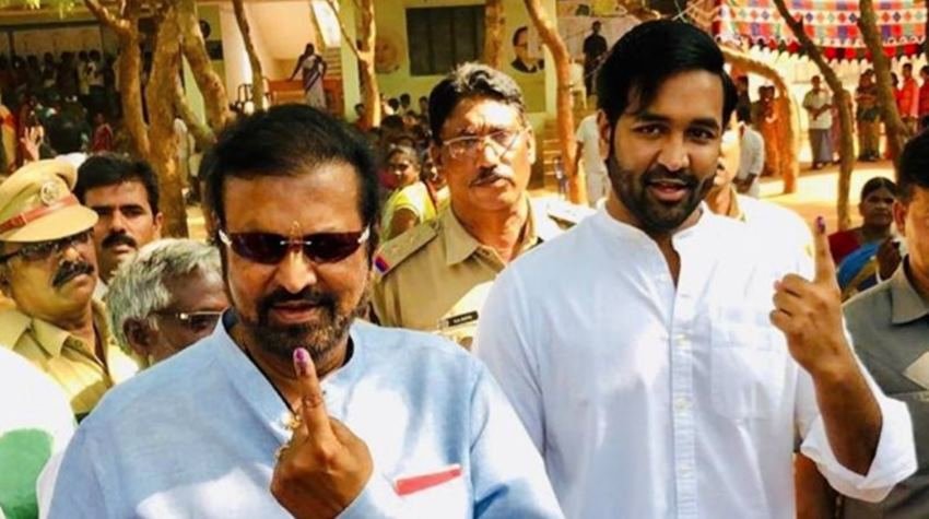विष्णु मंचू ने अपने पिता मोहन बाबू संग ट्विटर पर एक तस्वीर शेयर की। जिसमें कैप्शन देते हुए लिखा गया था 'वोट करके आइए। यह दर्शाएगा कि आप अपने देश की फिक्र करते हैं। #VoteForIndia'