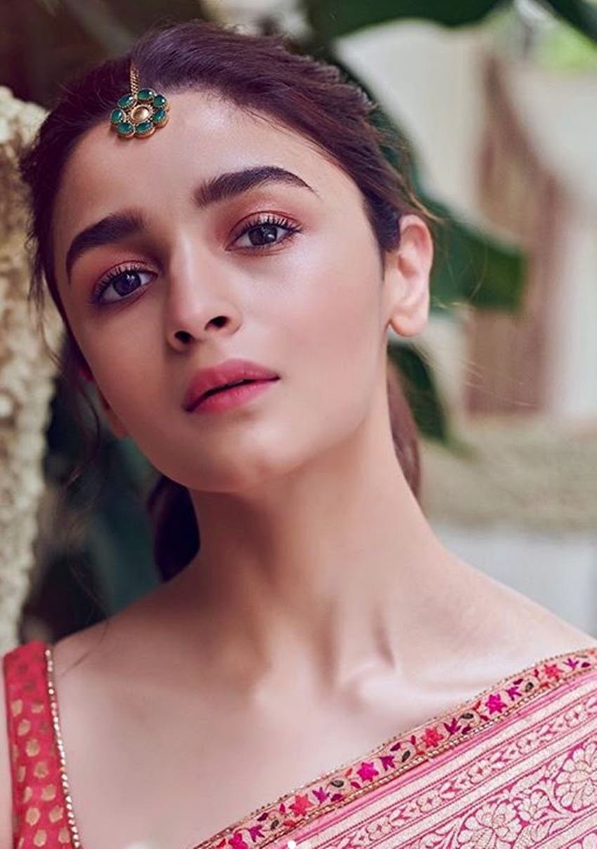 आलिया ने साड़ी के साथ टाइनी मांगटीका पहना हुआ था, जो बहुत सोबर लग रहा है।