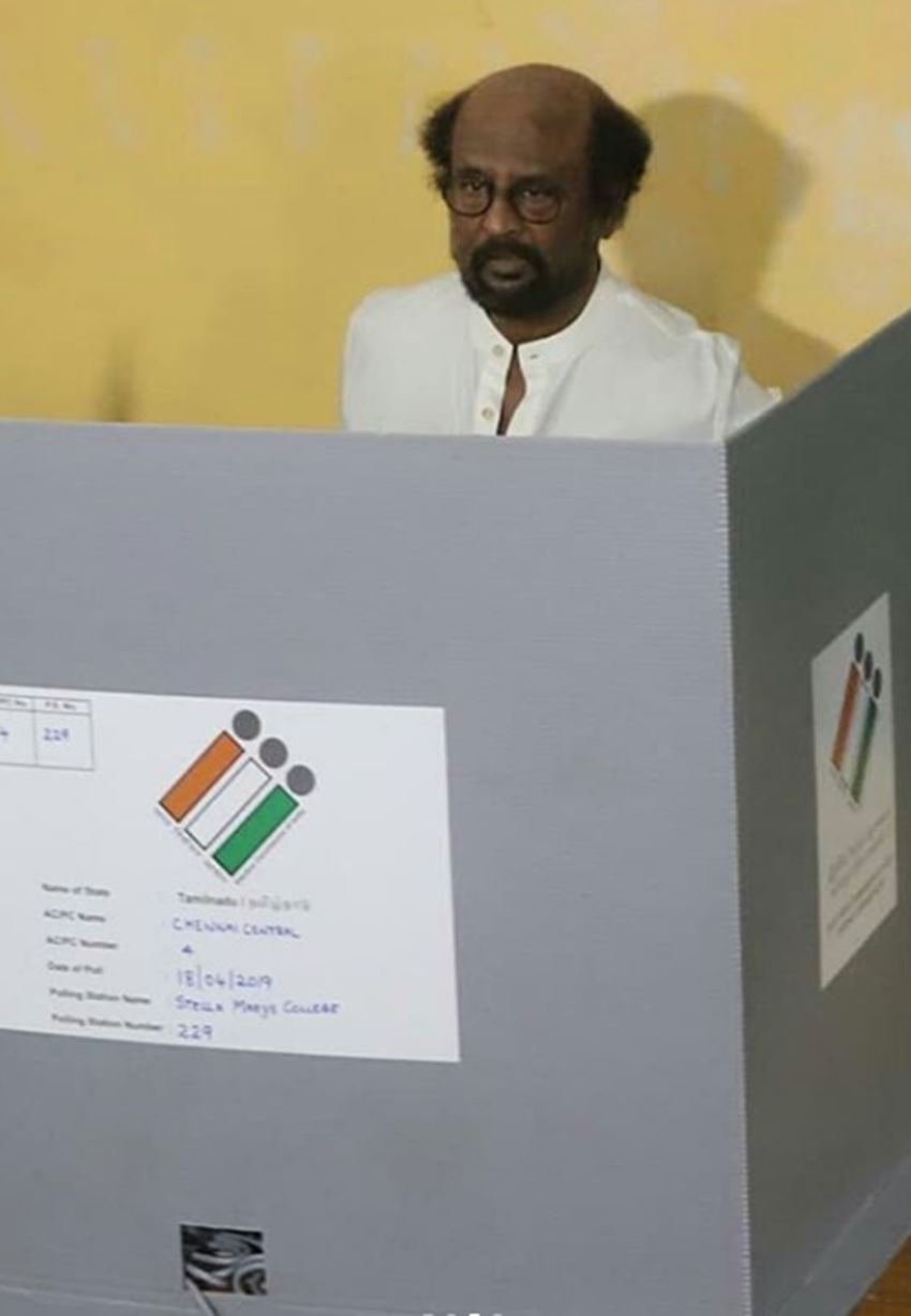 वोट डालते रजनीकांत