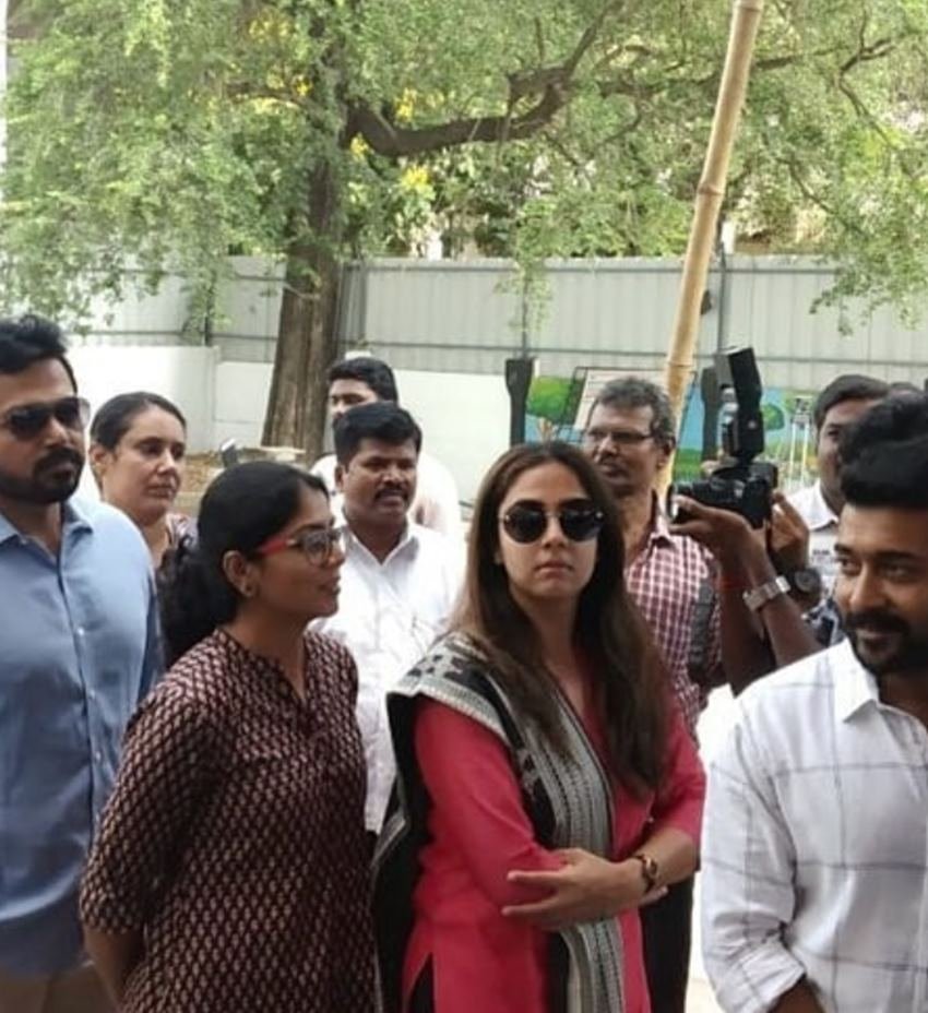 इस दौरान तमिलनाडु में औऱ भी कई सितारों को वोटिंग के लिए कतारों पर लगा देखा गया।