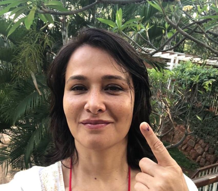 Amala Akkinen ने भी एक तस्वीर शेयर की जिसमें उनकी उंगली पर वोटिंग का निशान लगा हुआ था। इस दौरान उन्होंने वोटिंग की व्यवस्था के बारे में भी कहा कि यहां अच्छा अरेंजमेंट किया गया है। तस्वीर शेयर करते हुए उन्होंने लिखा ' यहां भीड़ कम थी। कम स्ट्रेस था। अच्छा अरेंजमेंट था। आई लव इंडिया'