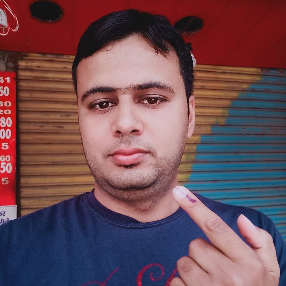 मेरठ में आमिर खान ने अपना वोट दिया।