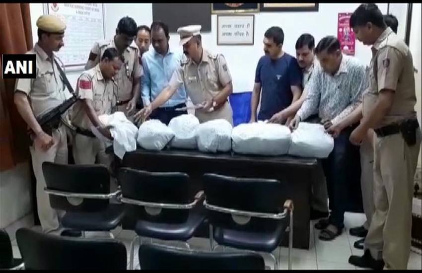 पुलिस ने 6 के पास से जब्द किए 70 लाख रुपए