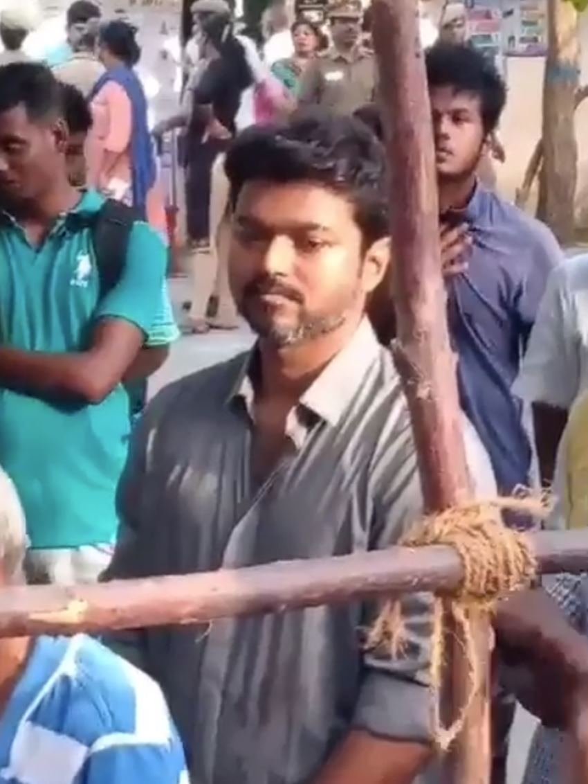 साउथ एक्टर Thalapathy Vijay वोट करने के लिए कतार में नजर आए।