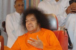 सत्य साईं: जिनके भक्तों में सचिन तेंदुलकर भी थे शुमार, कुछ के लिए थे जादूगर तो कुछ के भगवान