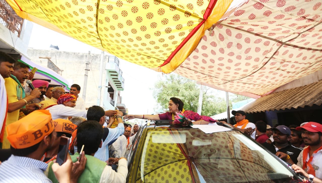 छाया में आने के बाद हटा हेमा के सिर से छाता।(फोटो सोर्स- इंडियन एक्सप्रेस, गजेंद्र यादव)