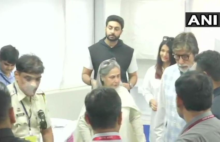 बॉलीवुड के महानायक अमिताभ बच्चन ने पत्नी जया, बेटे अभिषेक व बहू ऐश्वर्या के साथ जूहू में किया मतदान।