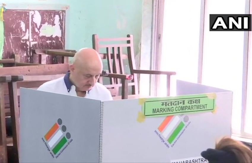 बॉलिवुड अभिनेता अनुपम खेर ने जूहू में किया मतदान।