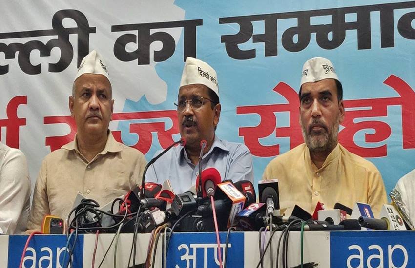 आप नेताओं के साथ मेनिफेस्टो जारी करते अरविंद केजरीवाल, फोटो सोर्स- ट्विटर (AamAadmiParty)