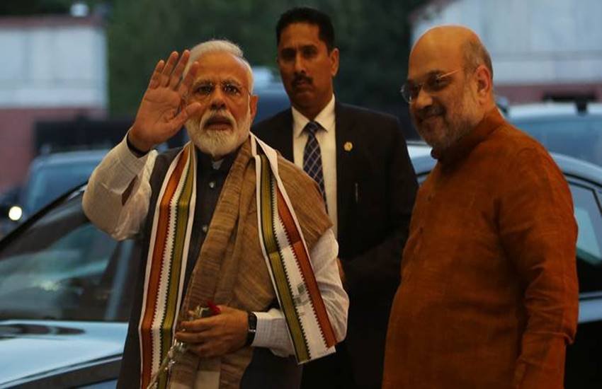 Loksabha Elections 2019, Narendra Modi, PM, BJP, Slogan, Har Har Modi, Supporters, BJP Workers, Poet, Scuffle, Chant, Video, Kashi, Varanasi, Uttar Pradesh, State News, India News, National News, Hindi News