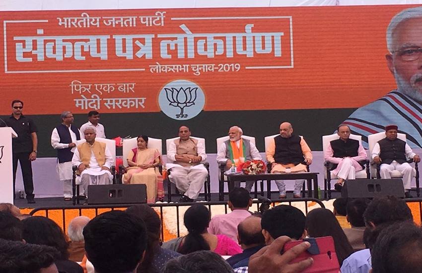 भाजपा का संकल्प पत्र जारी करते पीएम नरेन्द्र मोदी, अमित शाह सहित अन्य नेता, फोटो सोर्स- इंडियन एक्सप्रेस (नीरज)