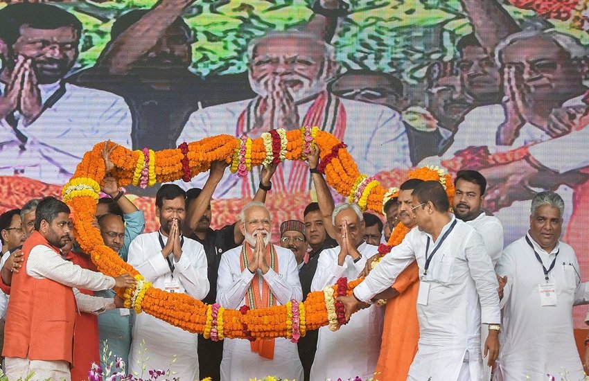 भागलपुर में चुनावी रैली के दौरान पीएम नरेंद्र मोदी, सीएम नीतीश कुमार और एलजेपी अध्यक्ष रामविलास पासवान। फोटो-PTI)
