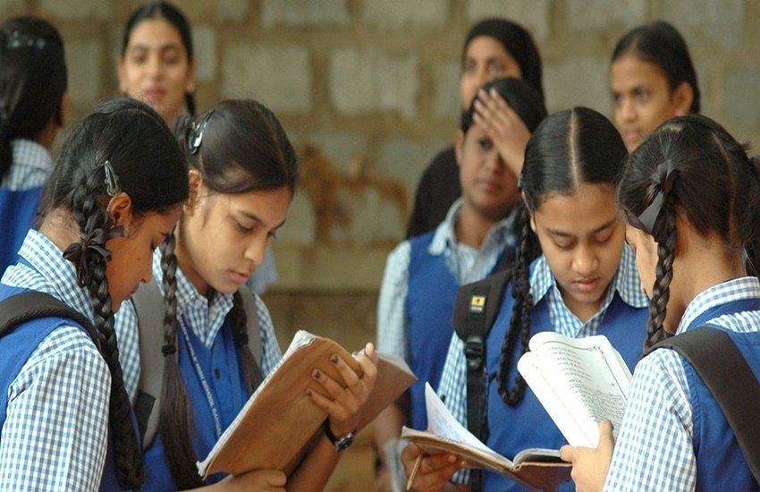 कक्षा 10 और कक्षा 12 की बोर्ड परीक्षा उत्तीर्ण करना कई प्रतियोगी परीक्षाओं और यहां तक ​​कि सरकारी नौकरियों के लिए भी एक आवश्यकता है। 