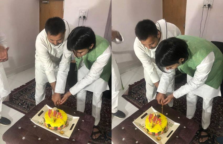 तेज प्रताप के जन्मदिन पर साथ मिलकर केक काटते तेजस्वी, फोटो सोर्स- ट्विटर (yadavtejashwi)