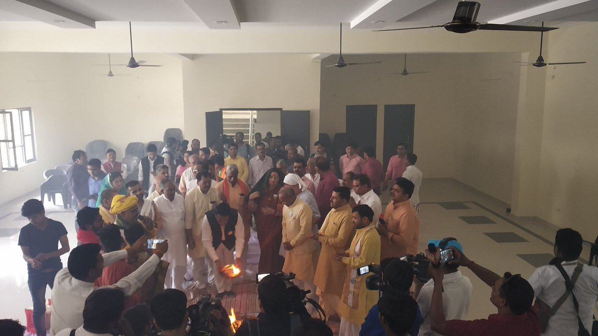 Sonia Gandhi, Smriti Irani, Sonia Gandhi havan, Smriti irani pooja, Sonia Gandhi nominations, Amethi, rae bareli, Smriti irani nomination, Uttar pradesh, Lok Sabha elections,