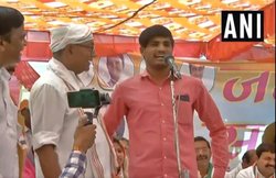 दिग्विजय बोले- जिसके खाते में 15 लाख आए, वह हाथ खड़ा करो, स्टेज पर आकर युवक ने कही यह बात