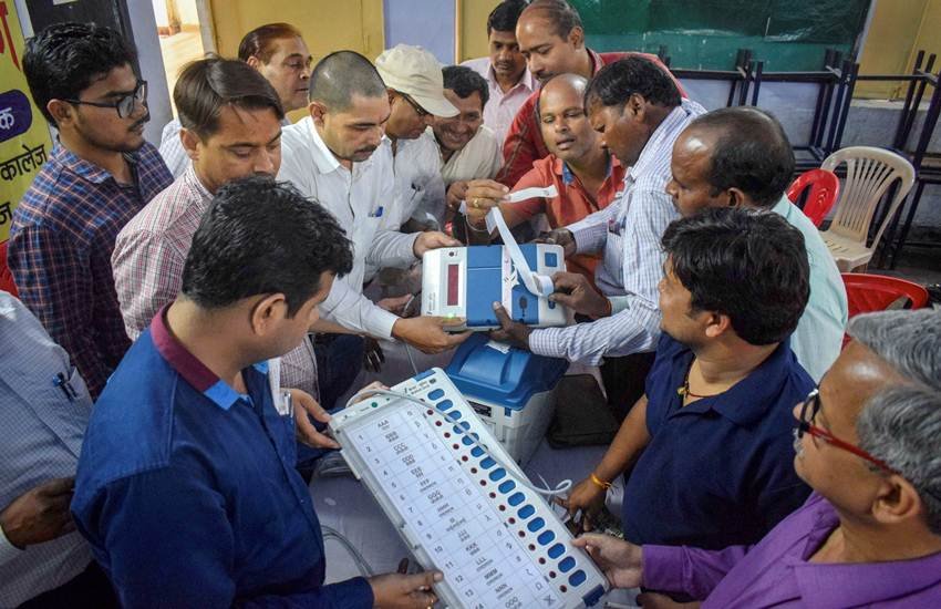 Loksabha Elections 2019, Mahoba, Uttar Pradesh, EVM, EVM Control Unit, Lost, Voting, Fourth Phase, 4th Phase Voting, Uttar Pradesh, Polling Party, Inheritance, State News, Elections News, Hindi News