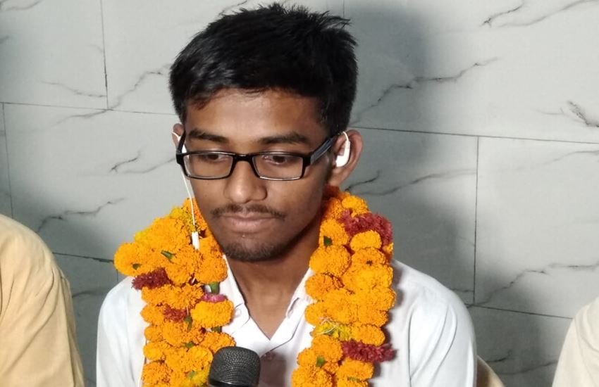 यूपी बोर्ड की 10th के टॉपर गौतम रघुवंशी। फोटो सोर्स : स्थानीय