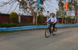 64 की उम्र में भी रोज 3 से 5 किलोमीटर की साइकलिंग करते हैं बीजेपी के हर्षवर्धन