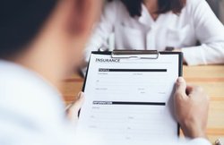 फर्जी Insurance Policy तो नहीं थमा गया एजेंट? इन बातों का रखें ख्याल