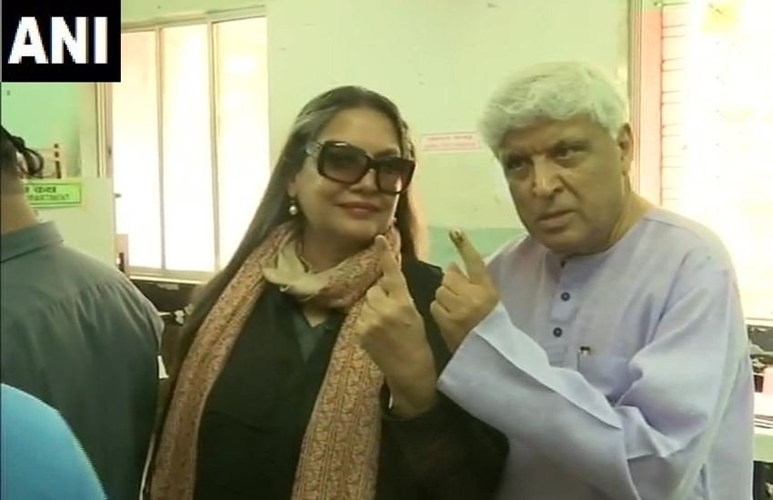 बॉलिवुड के दिग्गज जावेद अख्तर ने पत्नी शबाना आजमी के साथ मुंबई में किया मतदान।