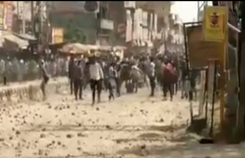 हरियाणा के करनाल में उपद्रव करते लोग 
फोटो सोर्स- एएनआई 