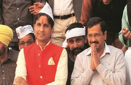Kumar Vishwas with Arvind Kejriwal