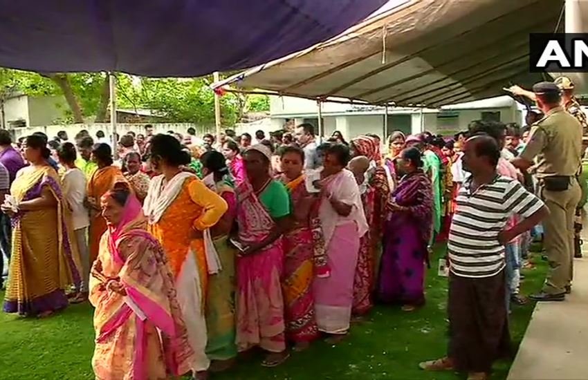 लोकसभा चुनाव 2019 के तहत तीसरे चरण का मतदान शुरू। फोटो सोर्स : एएनआई