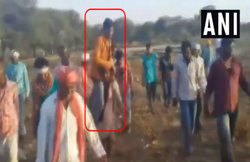 MP: दूसरी जाति के शख्स से था महिला का अफेयर, पति को कंधे पर बैठाने की मिली सजा, देखें VIRAL वीडियो