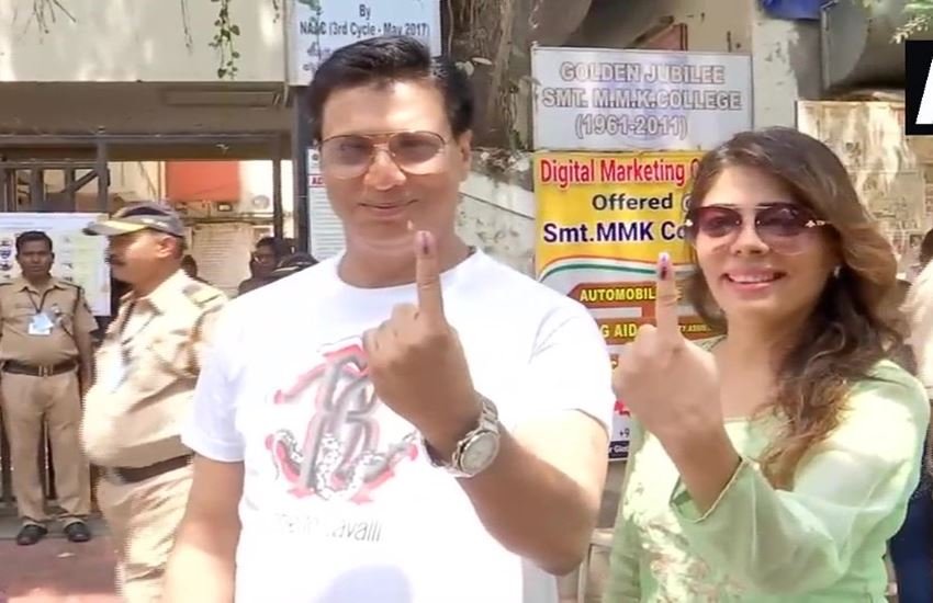 फिल्म निर्माता मधुर भंडारकर ने पत्नी रेणु के साथ वोट डाला।