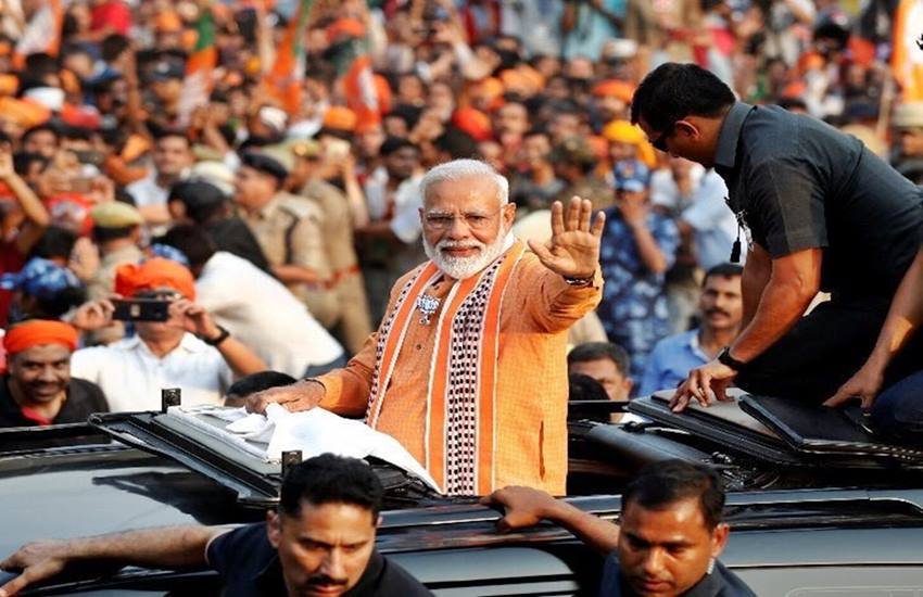 वाराणसी में रोड शो के दौरान पीएम नरेन्द्र मोदी, फोटो सोर्स- ट्विटर (BJP4UP)