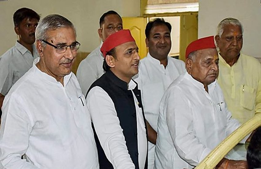 बेटे अखिलेश यादव के साथ उत्तर प्रदेश के पूर्व मुख्यमंत्री मुलायम सिंह यादव। (Photo: PTI)