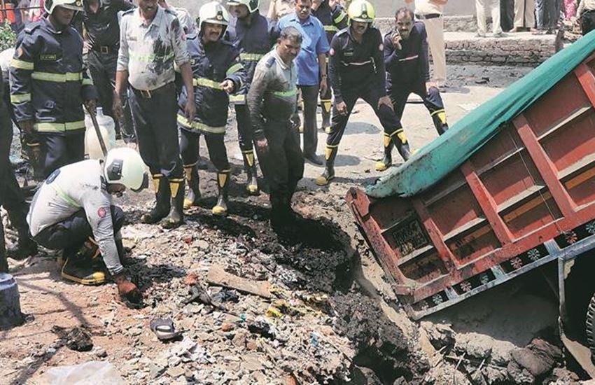 मुंबई के वाशी नाका स्थित एमएचएडीए कॉलोनी में हुआ हादसा। फोटो सोर्स : इंडियन एक्सप्रेस