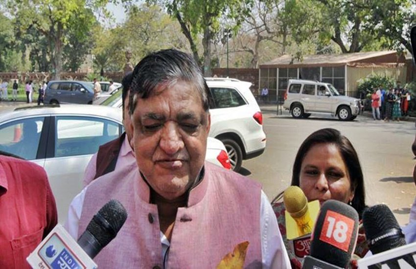 नरेश अग्रवाल की जुबान फिसल गई और वह कह बैठे कि हमारे प्रधानमंत्री तो अमित शाह हैं आपका कौन है। नरेश अग्रवाल की जुबान फिसल गई और वह कह बैठे कि हमारे प्रधानमंत्री तो अमित शाह हैं आपका कौन है।