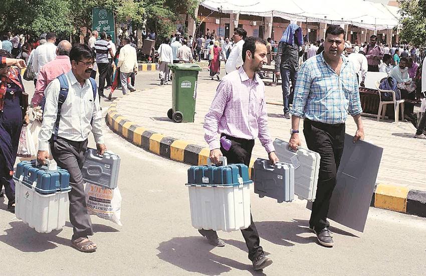 नोएडा सेक्टर-88 से मतदान केंद्रों पर ईवीएम, वीवीपैट और स्टेशनरी ले जाते मतदानकर्मी। 