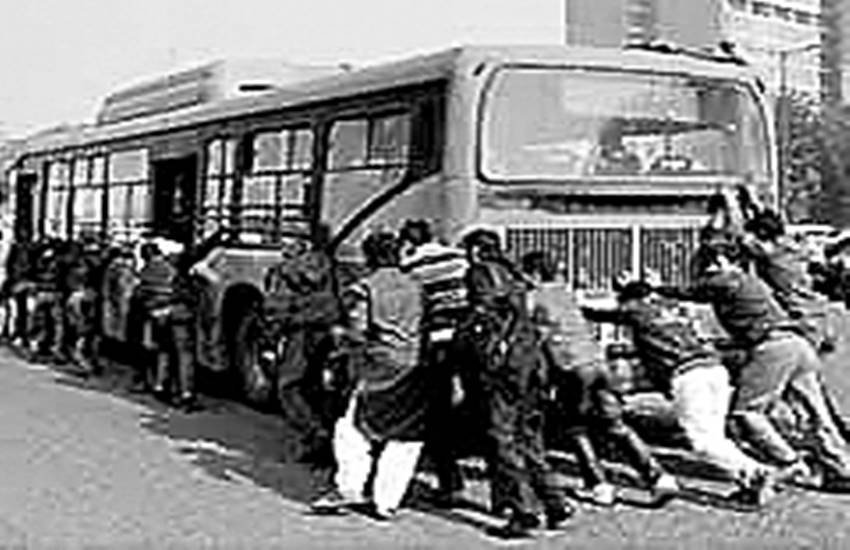 परिवहन निगम यात्रियों की असुविधाओं, यात्रावधि में यात्रियों को होने वाले कष्ट और अपने कर्मचारियों की अयोग्यता, अकुशलता व दुर्व्यवहार से घिरे हैं। 