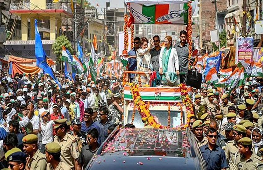 यूपी के उन्नाव में अपने प्रत्याशी के लिए रोड शो करतीं प्रियंका गांधी वाड्रा। (फोटो सोर्स: PTI)