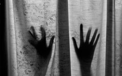 बेटी को नींद की गोलियां देकर कर रहा था दुष्कर्म, मां ने रंगे हाथों पकड़ लिया